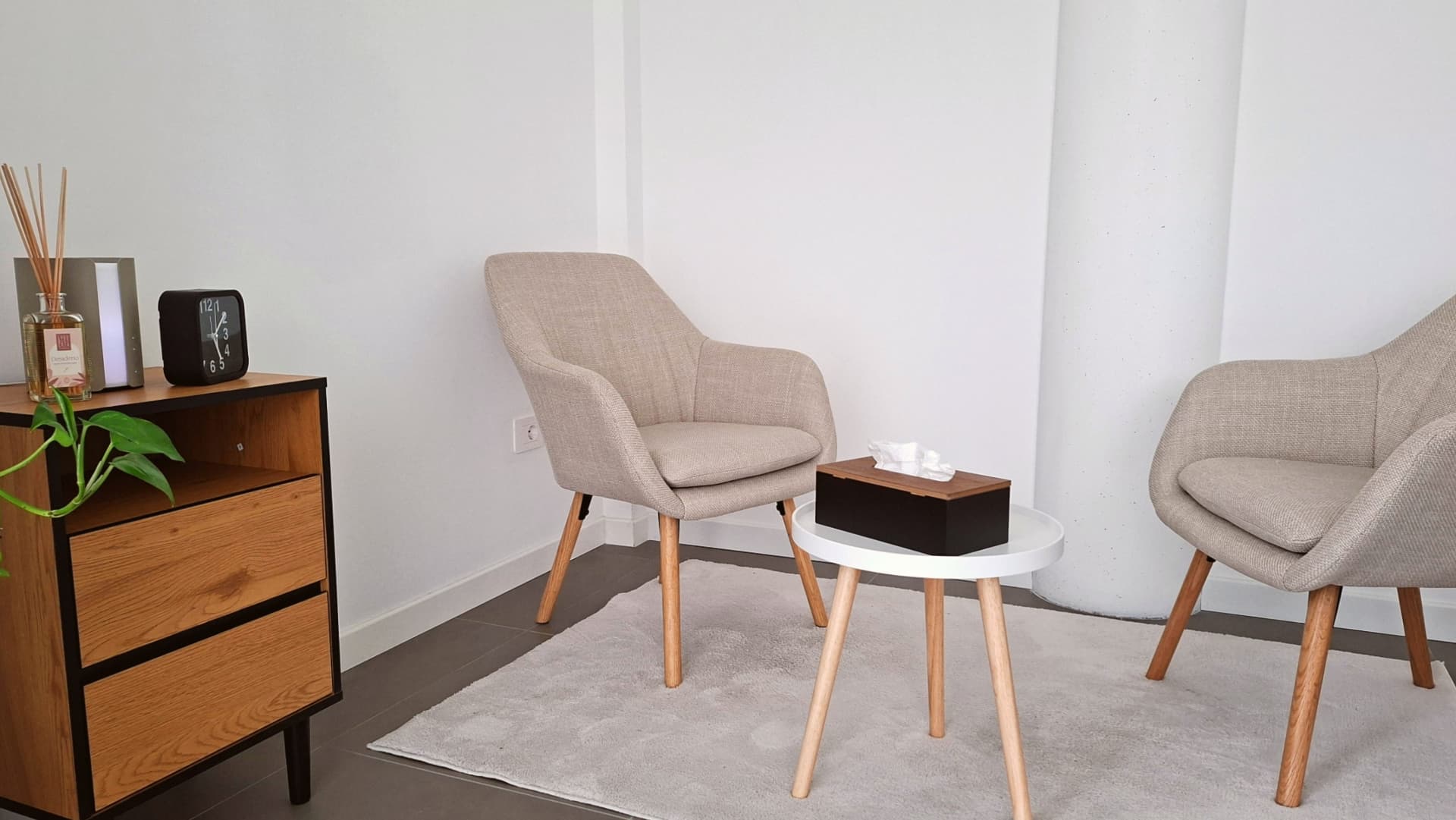 Lo studio: due poltrone in tessuto beige e tavolino chiaro